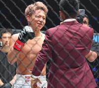 　デニス・ピューリックにＫＯ勝ちし、リング上でロッタン（手前）に笑顔を見せる武尊（撮影・吉澤敬太）