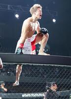 　デニス・ピューリックにＫＯ勝ちし、雄たけびを上げる武尊（撮影・吉澤敬太）