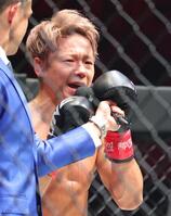 　試合後、涙をためながら次戦での引退を宣言する武尊（撮影・吉澤敬太）