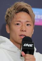 　会見する武尊（撮影・吉澤敬太）