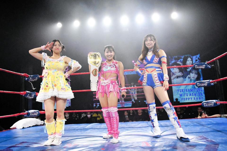 　熱戦を展開した（左から）らく、渡辺未詩、荒井優希