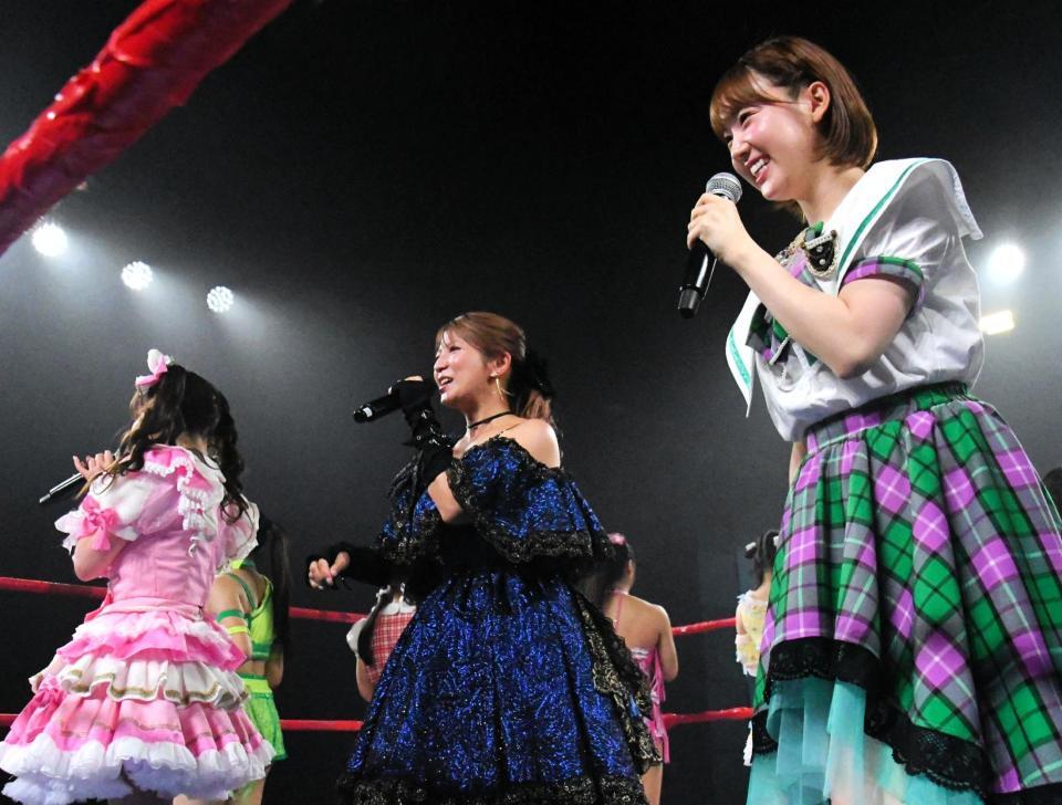 　リングで熱唱する矢口真里（中央）