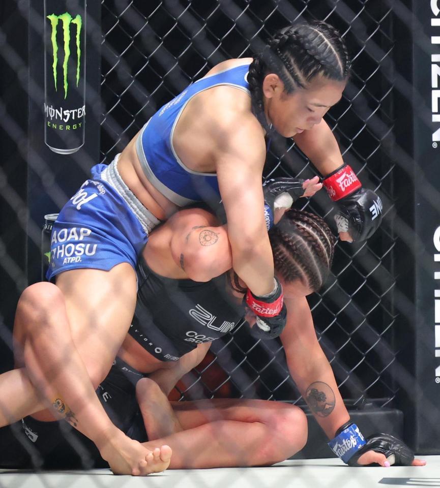 　平田樹（下）を攻める沢田千優（撮影・吉澤敬太）