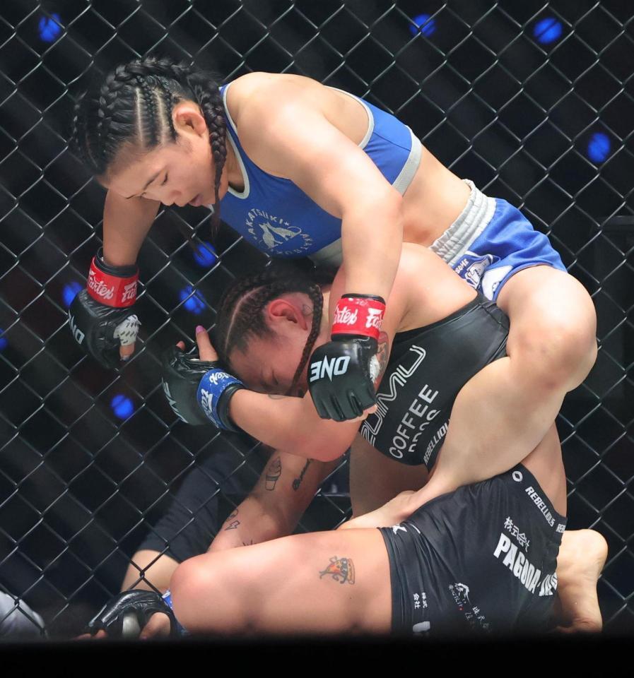 　平田樹（下）を攻める沢田千優（撮影・吉澤敬太）