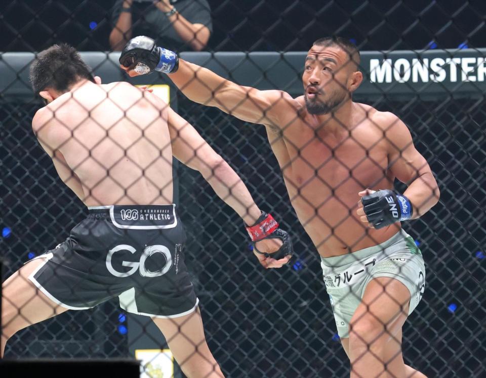 　青木真也（左）を攻める手塚裕之（撮影・吉澤敬太）