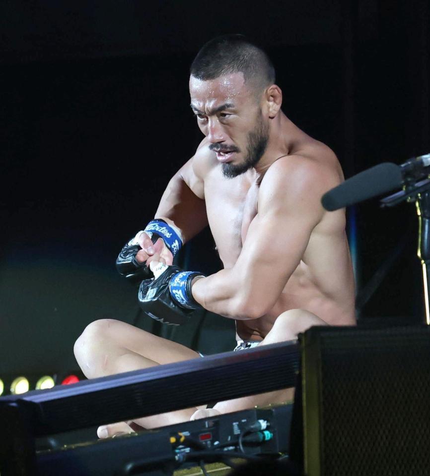 　青木真也にＫＯ勝ちし、花道で切腹パフォーマンスをする手塚裕之（撮影・吉澤敬太）