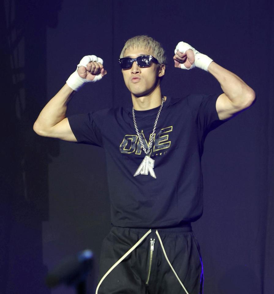 　選手紹介で登場した安保瑠輝也（撮影・吉澤敬太）