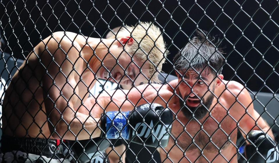 　マラット・グレゴリアン（右）に攻められる安保瑠輝也（撮影・吉澤敬太）