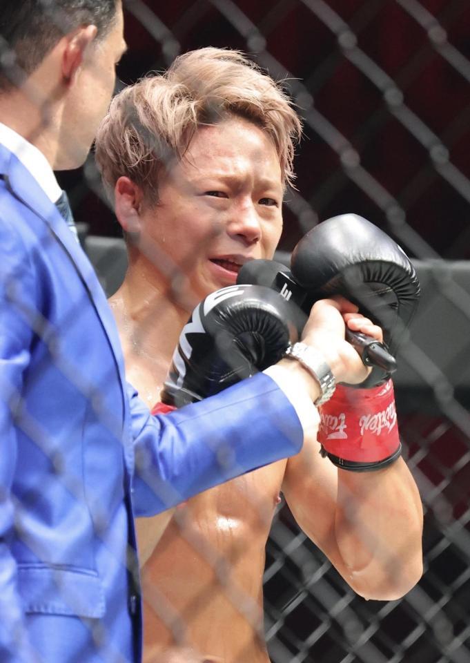 　試合後、涙をためながら次戦での引退を宣言する武尊