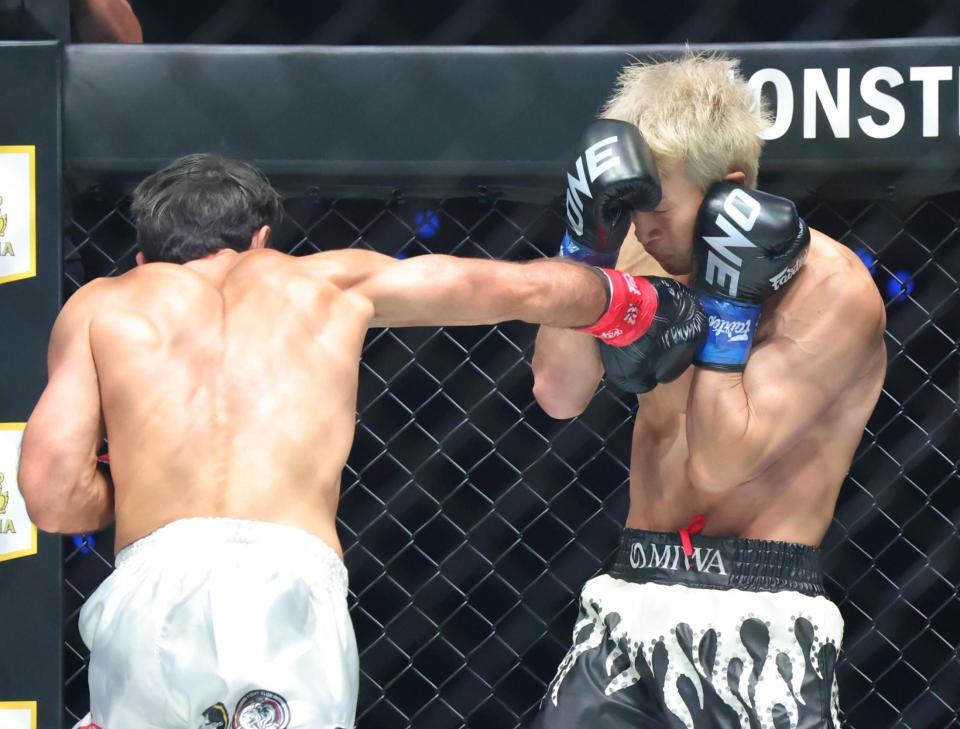 　マラット・グレゴリアン（左）に攻められる安保瑠輝也（撮影・吉澤敬太）