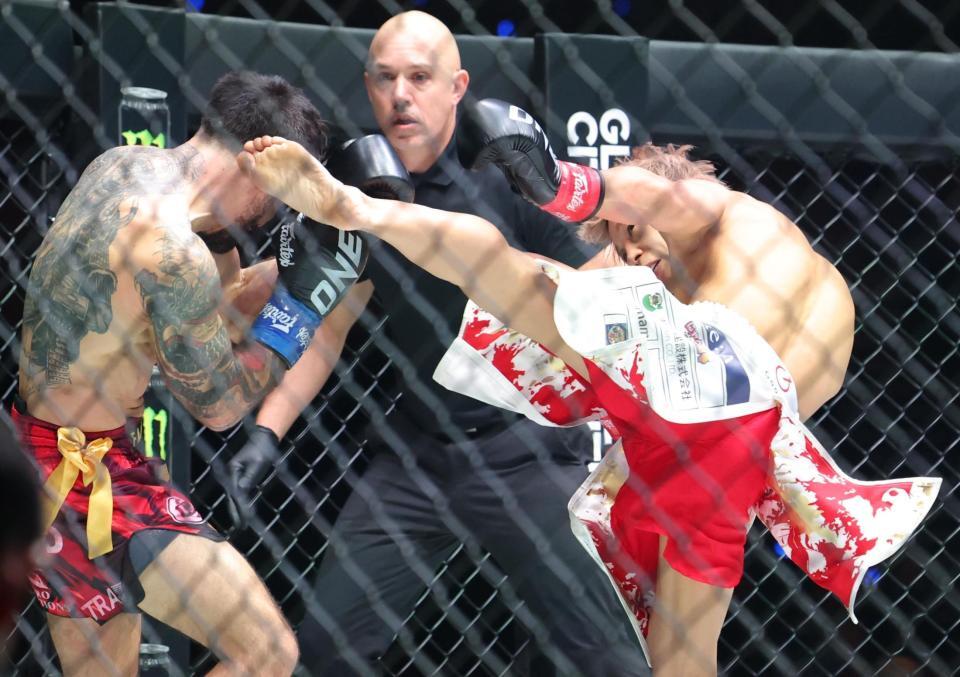 　デニス・ピューリック（左）を攻める武尊（撮影・吉澤敬太）