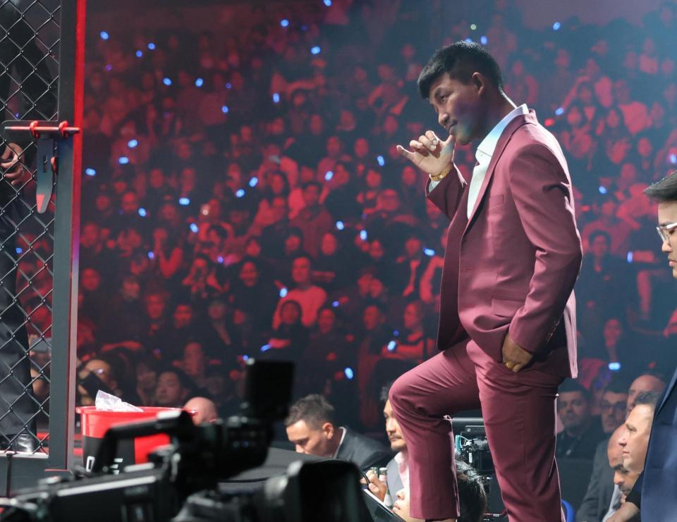 　武尊がいるリングに上がるロッタン（撮影・吉澤敬太）