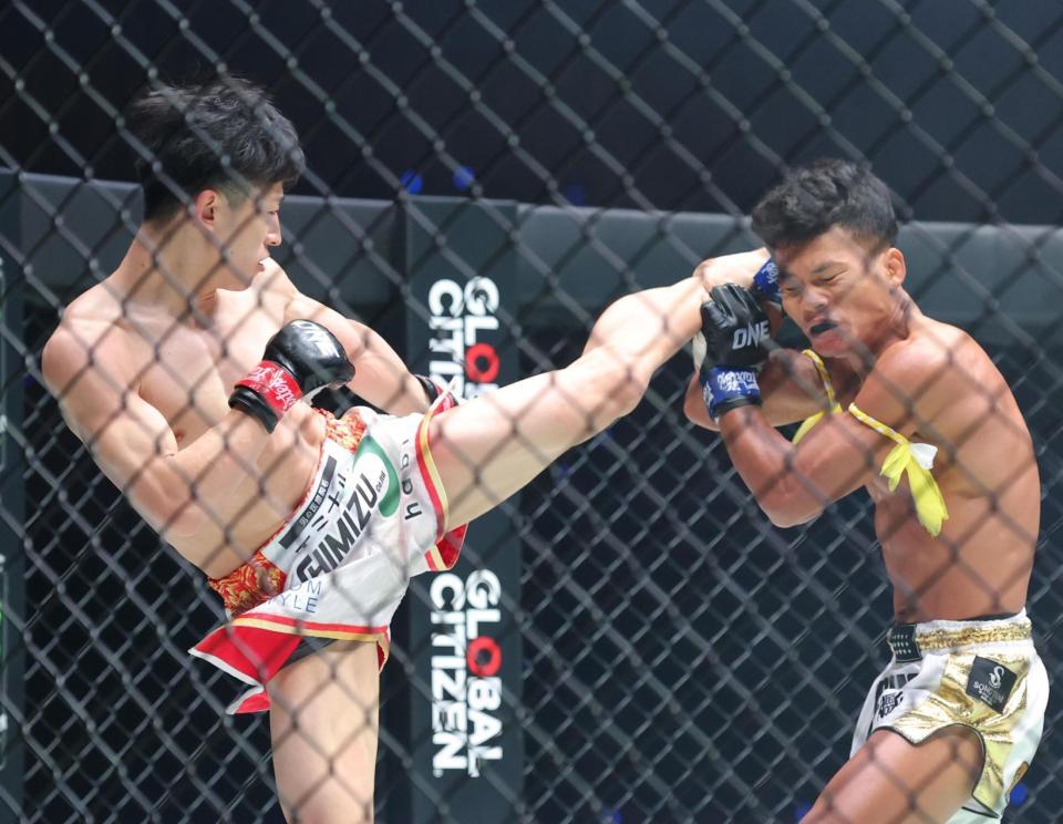 　ヌンスリン・チョー・ケットウィナー（右）を攻める吉成名高（撮影・吉澤敬太）