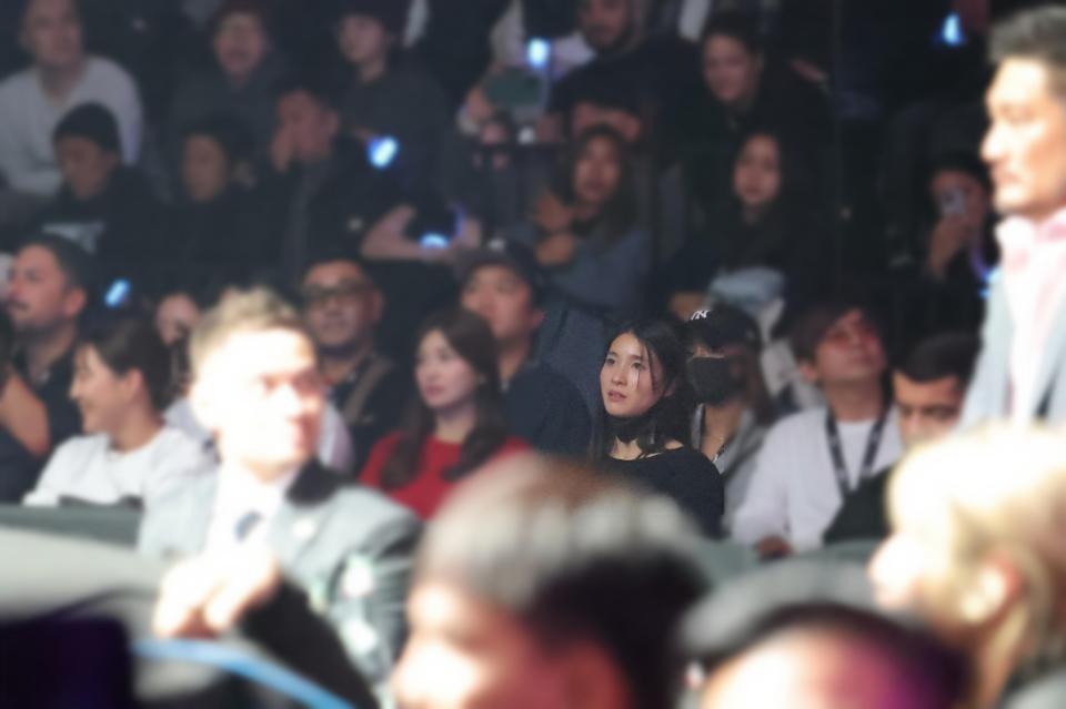 　観戦する土屋太鳳