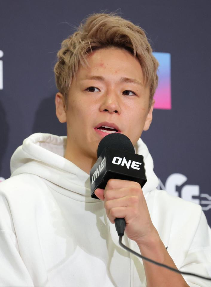 　会見する武尊（撮影・吉澤敬太）