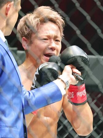 　試合後、涙をためながら次戦での引退を宣言する武尊（撮影・吉澤敬太）