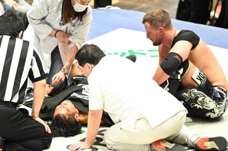 　高梨将弘（左）を気遣うクリス・ブルックス（２５年３月撮影）