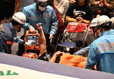 　救急隊員に搬送される高梨将弘（２５年３月）
