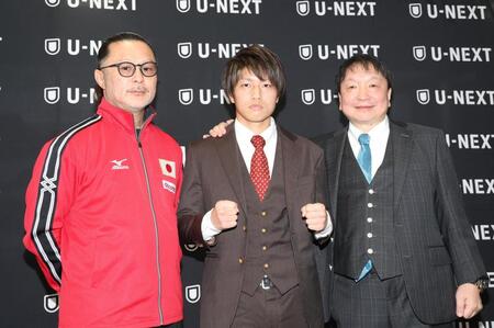 　ＷＢＯ世界フライ級に挑戦することを発表した桑原拓（中央）。会見に同席した松本好二トレーナー（左）と大橋秀行会長（撮影・佐々木彰尚）