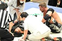 　高梨将弘（左）を気遣うクリス・ブルックス（２５年３月撮影）