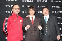 　ＷＢＯ世界フライ級に挑戦することを発表した桑原拓（中央）。会見に同席した松本好二トレーナー（左）と大橋秀行会長（撮影・佐々木彰尚）