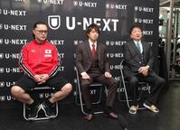 　ＷＢＯ世界フライ級に挑戦することを発表した桑原拓（中央）。会見に同席した松本好二トレーナー（左）、大橋秀行会長（撮影・佐々木彰尚）