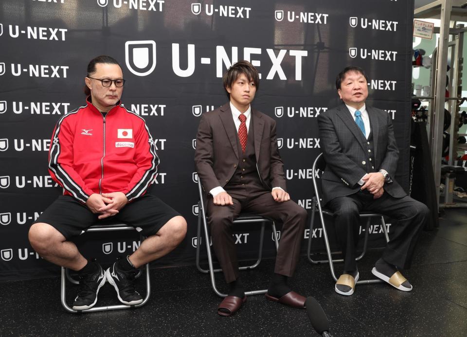 　ＷＢＯ世界フライ級に挑戦することを発表した桑原拓（中央）。会見に同席した松本好二トレーナー（左）、大橋秀行会長（撮影・佐々木彰尚）