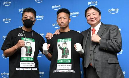 　ファイティングポーズを取る井上拓真（中）と大橋秀行会長（右）、井上真吾トレーナー（左）＝撮影・佐藤厚