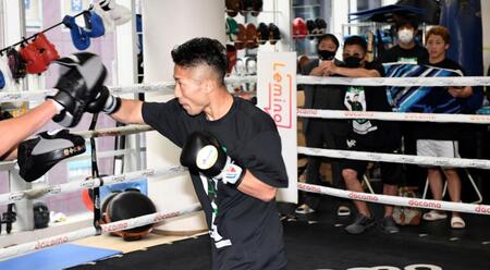 　井上尚弥（右奥）の前でミット打ちをする井上拓真（撮影・佐藤厚）