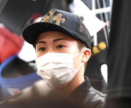 　井上拓真の会見を見つめる井上尚弥（撮影・佐藤厚）