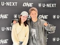 　復活勝利から２日経ち、取材に応じた武尊（右）と写真撮影に飛び入り参加した妻・川口葵