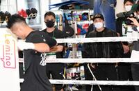 　井上拓真（左）の練習を見る井上尚弥（右）＝撮影・佐藤厚