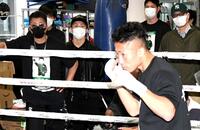 　井上拓真（右）のシャドーボクシングを見る井上尚弥（中）＝撮影・佐藤厚