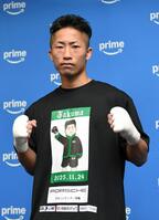 　ファイティングポーズを取る井上拓真（撮影・佐藤厚）