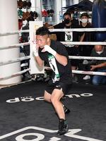 　井上尚弥（右奥）の前でシャドーボクシングをする井上拓真（撮影・佐藤厚）