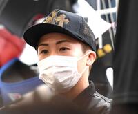 　井上拓真の会見を見つめる井上尚弥（撮影・佐藤厚）