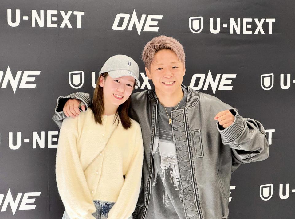 　復活勝利から２日経ち、取材に応じた武尊（右）と写真撮影に飛び入り参加した妻・川口葵