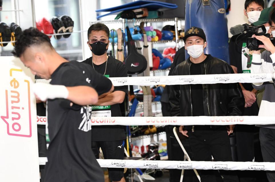 　井上拓真（左）の練習を見る井上尚弥（右）＝撮影・佐藤厚