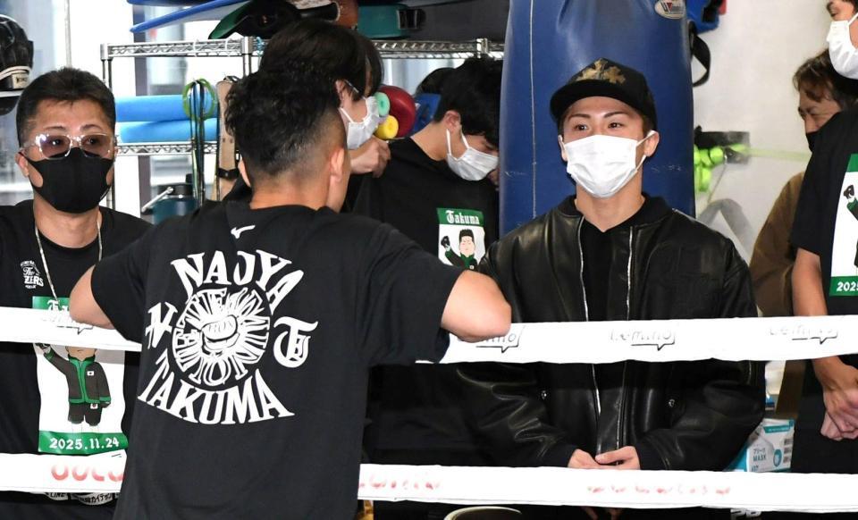 　ロープ越しに井上拓真（左）と話す井上尚弥（右）＝撮影・佐藤厚