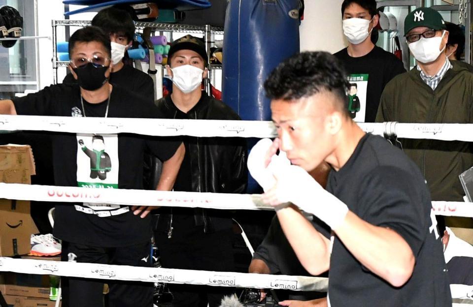 　井上拓真（右）のシャドーボクシングを見る井上尚弥（中）＝撮影・佐藤厚