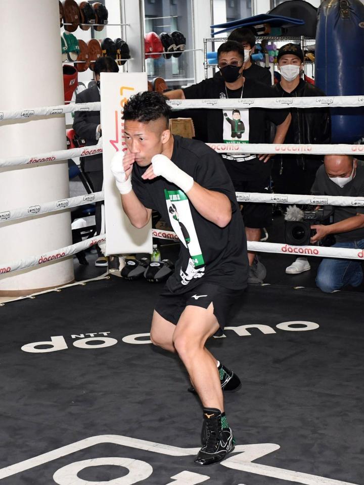 　井上尚弥（右奥）の前でシャドーボクシングをする井上拓真（撮影・佐藤厚）
