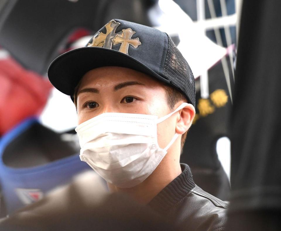 　井上拓真の会見を見つめる井上尚弥（撮影・佐藤厚）