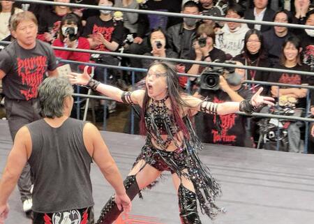 　高橋裕二郎（手前）との男女での一騎討ちで、相手を煽る上谷沙弥