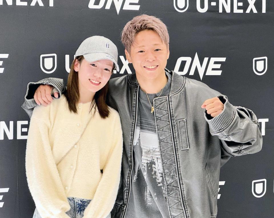 　復活勝利から２日経ち、取材に応じた武尊（右）と写真撮影に飛び入り参加した妻・川口葵