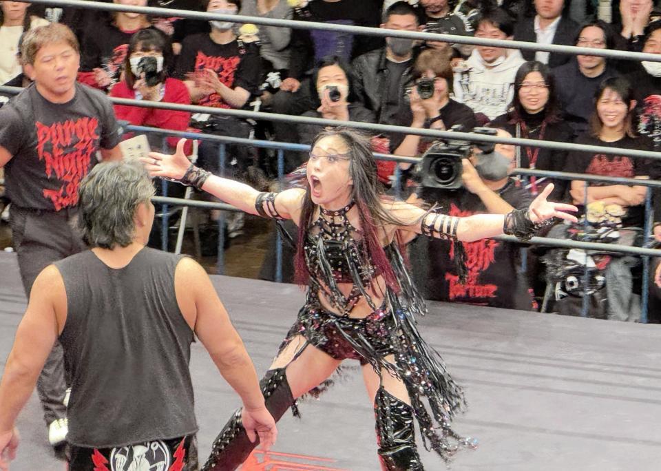 　高橋裕二郎（手前）との男女での一騎討ちで、相手を煽る上谷沙弥