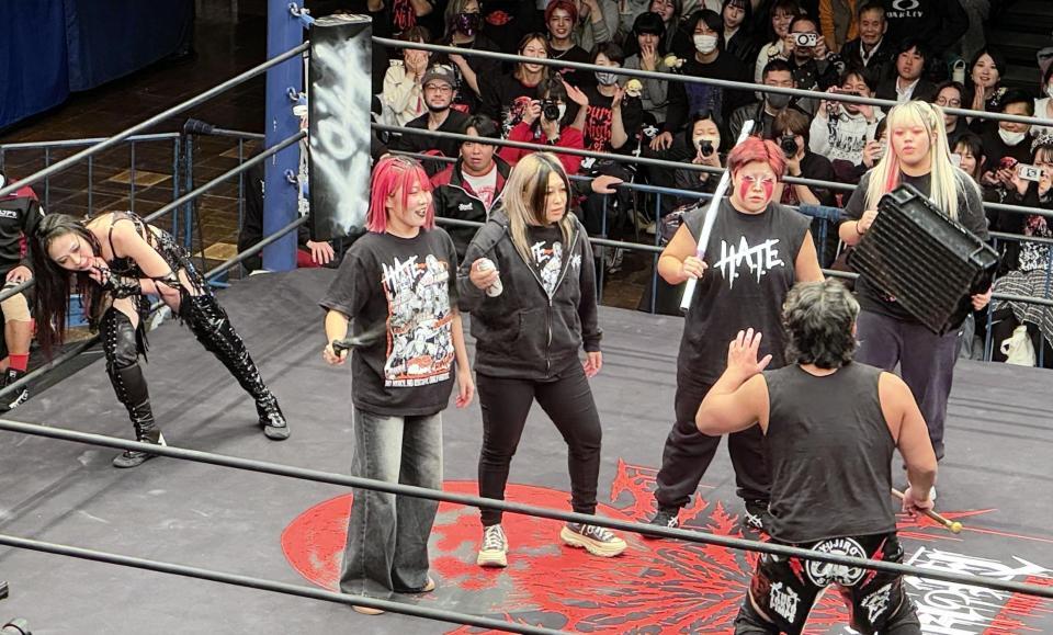 　上谷沙弥（左端）との男女対決で凶器攻撃を狙ったところ、「Ｈ．Ａ．Ｔ．Ｅ」の面々が凶器を持ってリングに上がり、たじろぐ高橋裕二郎（手前）