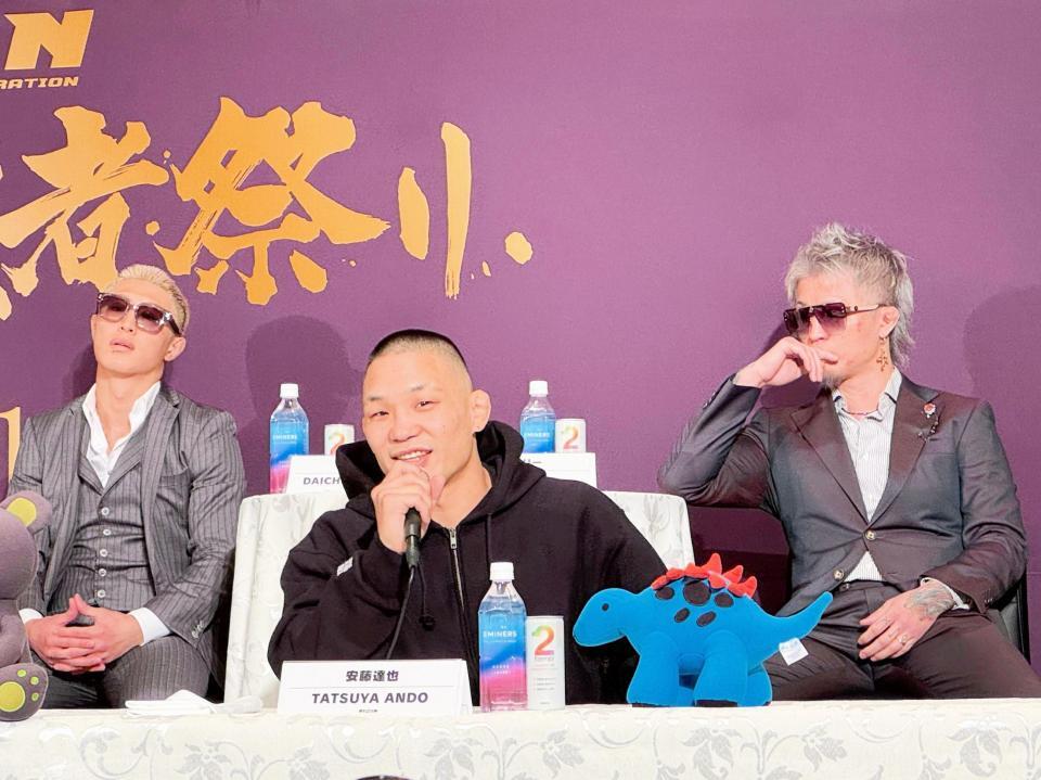 　安藤達也のコメント中、後列で険しい表情でたたずむＢＤ出身戦士の冨澤大智（左）とジョリー（同右）