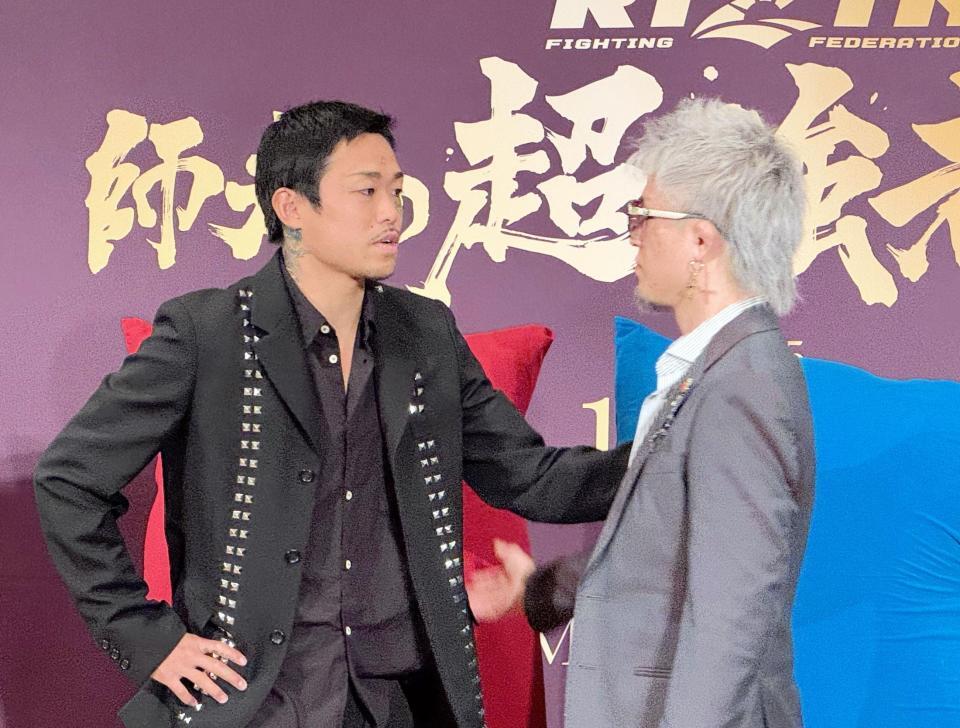 　大みそかのＲＩＺＩＮデビューが決まったジョリー（右）とフェースオフでにらみ合う芦澤竜誠