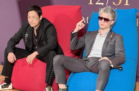 　大みそかのＲＩＺＩＮデビューが決まったジョリー（右）と対戦相手の芦澤竜誠