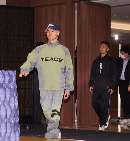 　会見に出席したＷＢＣ世界バンタム級１位・那須川天心と２位・井上拓真（撮影・佐々木彰尚）